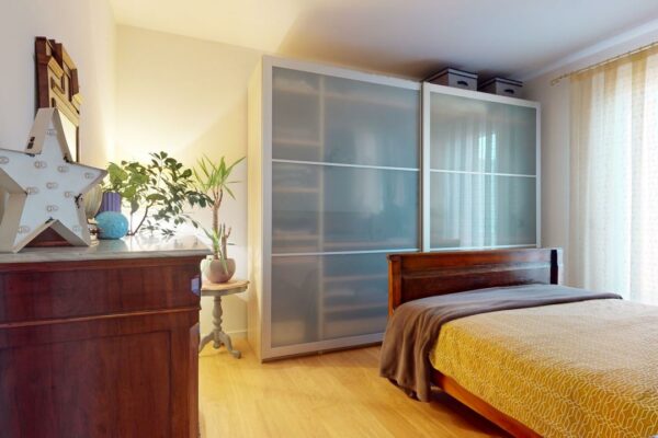 Bicamere-di-pregio-elegante-e-funzionale-Camera-da-letto 3